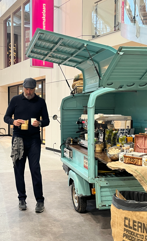 medewerker van Dutch Beans die een koffie maakt