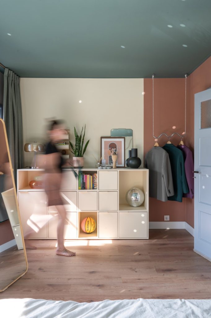 persoon die over een Otium at Home vloer loopt in een woonkamer